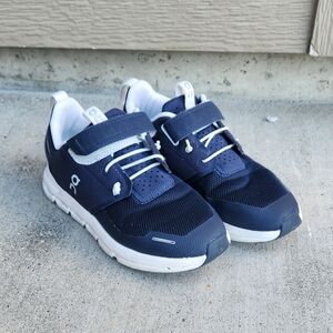 On Running Cloud Play tennis shoes